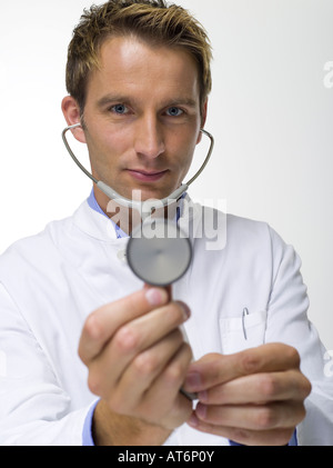 Männlichen Arzt mit Stethoskop, Nahaufnahme, Porträt Stockfoto