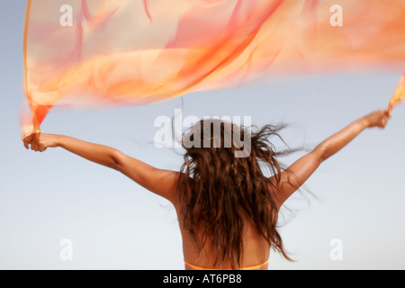 Schönheit Bild Frau orange Material im Wind fliegen Stockfoto