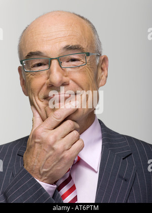 Porträt eines leitenden Geschäftsmann, die hand am Kinn Stockfoto