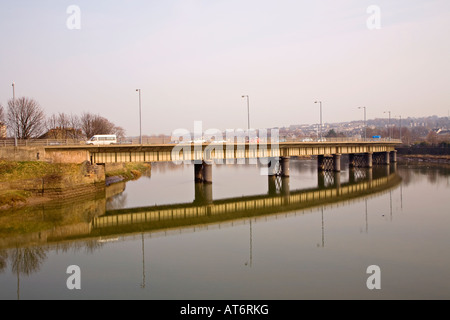 Straßenbrücke über den Fluss Lune Lancaster England UK Stockfoto
