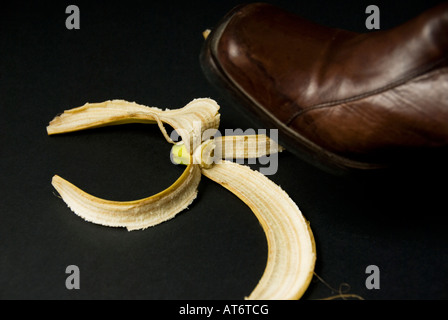 Ein Fuß über Ausrutschen auf einer Bananenschale Stockfoto