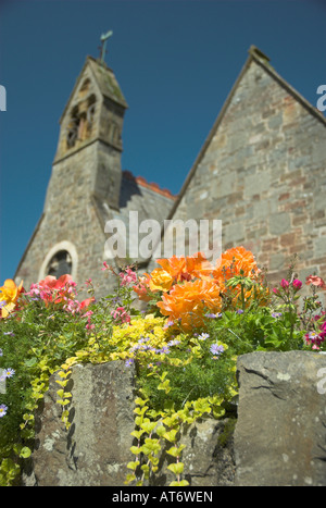 Allgemeine Ansicht der Kirche des heiligen Johannes des Täufers mit Blumen, Lynmouth, Devon, Großbritannien Stockfoto