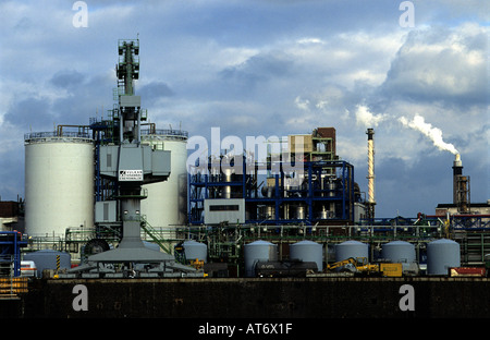 Bayer AG chemische Fabrik in Leverkusen am Rhein. Tanker ...