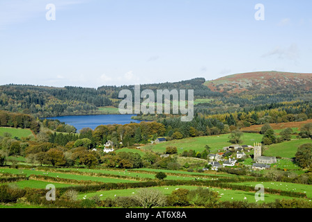 Blick auf die Landschaft von Sheepstor Village und Burrator Reservoir am Dartmoor an einem sonnigen Wintermorgen. South Devon, Großbritannien Stockfoto