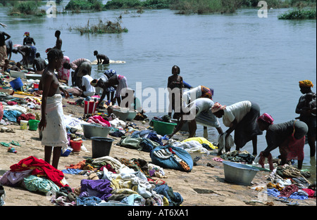 Frauen waschen Kleidung am Ufer des Flusses Niger. Bamako, Mali Stockfoto