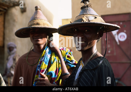 Porträt zweier Freunde in traditionellen Kleid und Hüten aus dem Stamm der Fulani. Douentza, Mali Stockfoto