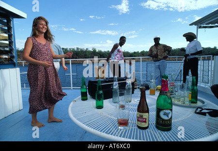 Schwarze und weiße Simbabwer genießen eine sauftour am Lake Kariba, Binga, Simbabwe Stockfoto