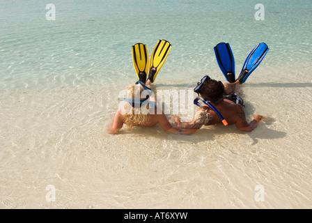 Malediven,, Getriebe paar tragen, Schnorcheln am Strand Stockfoto