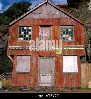 R L Jones Söhne Bauherren Zeichen auf eine leere Werkstattgebäude in England wieder North Wales UK Stockfoto