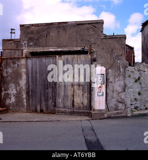 Eine redundante Avery Hardal VINTAGE Benzin pumpe nicht in Verwendung außerhalb eine alte Tankstelle mit Holztüren in Gwynedd, Wales, UK KATHY DEWITT Stockfoto