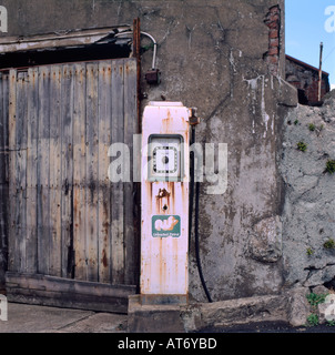 Eine alte Tankstelle Tür und Gebäude und Benzin pumpe nicht in Gwynedd North Wales UK KATHY DEWITT Stockfoto