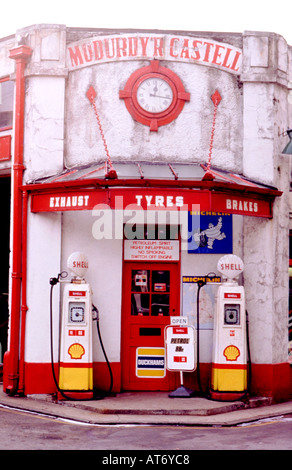 Alte alte Benzinpumpen-Pumpe außerhalb der Modurdy'r Castell Shell Öl-Tankstelle in North Wales, Großbritannien, NICHT in Gebrauch KATHY DEWITT Stockfoto