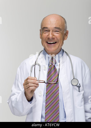 Männliche Oberärztin lachen, Porträt Stockfoto