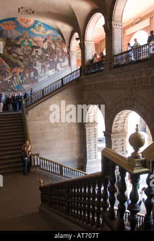 Palacio Nacional (Nationalpalast) Mittelbogen Treppen mit Wandmalereien von Diego Rivera in Mexico City, DF, Mexiko. Stockfoto