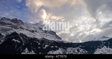 Nordwand des Eigers bei Sonnenuntergang. Blick in Richtung Kleiner Scheidegg von Grindelwald. Schweizer Alpen Stockfoto