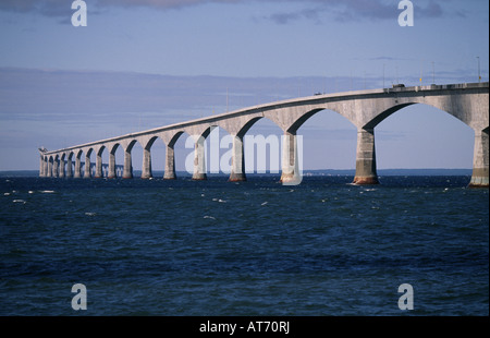 Ein Blick auf die Confederation Bridge die längste Brücke über vereisten Gewässer der Welt, die Verbindung von PEI und New Brunswick Stockfoto