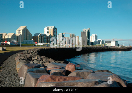 Moderne Wohnhäuser entlang der Küste in Stadt Reykjavik Island Stockfoto