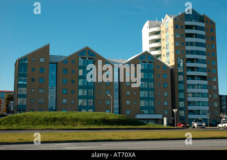 Moderne Wohnhäuser entlang der Küste in Stadt Reykjavik Island Stockfoto