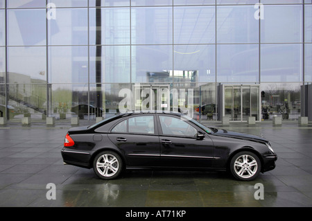 Flotte schwarz Mercedes Pkw Bundestag Berlin Deutschland Deustchland Firmenreisen offizielle Tourismus Regierungspolitik moderne Stockfoto