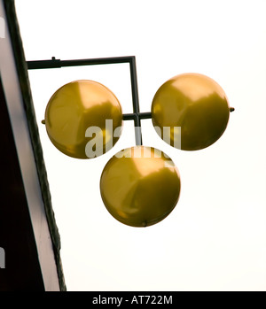 Pfandleiher Kugeln Zeichen gegen White sky UK Stockfoto