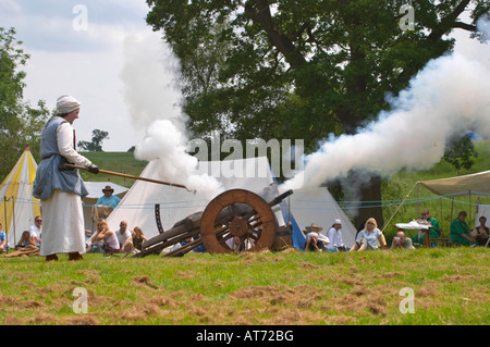 Eine Frau feuert eine Kanone bei einer Feuer-Arme-Demonstration auf einer mittelalterlichen Messe. Tatton Park, Cheshire, Vereinigtes Königreich. Stockfoto