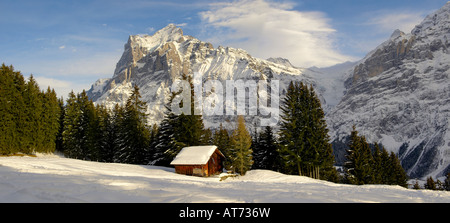 Alpine Skipiste mit Schnee und Scheune mit Blick auf das Wetterhorn-Berg Stockfoto