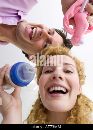 Junges Paar, Frau, Babyflasche, Porträt Stockfoto