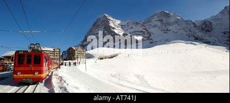 Jungfraujoch trainieren auf Kleiner Scheidegg im Winter mit von links: The Eiger, der Monch dann die Jungfrau Stockfoto