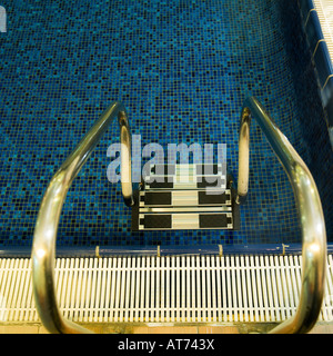 Stufen führen hinunter zu Pool Wasser Lido Handlauf Edelstahl Wasser Rand blau Top-down-Ansicht Stockfoto