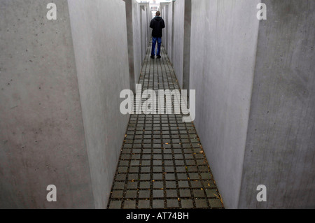 Berlin Holocaust Memorial Menschenfiguren grauen Beton Stein Juden Völkermord Deutschland Deustchland Farbe Farbe horizontal Reisen Stockfoto