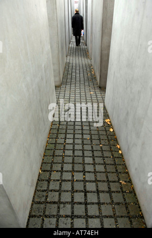 Berlin Holocaust Memorial Menschenfiguren grauen Beton Stein Juden Völkermord Deutschland Deustchland Farbe Farbe vertikale Reisen Stockfoto