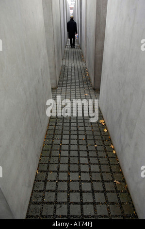 Berlin Holocaust Memorial Menschenfiguren grauen Beton Stein Juden Völkermord Deutschland Deustchland Farbe Farbe vertikale Reisen Stockfoto