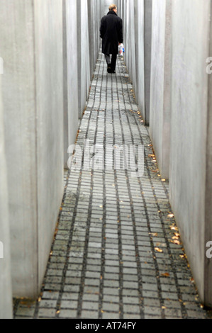 Berlin Holocaust Memorial Menschenfiguren grauen Beton Stein Juden Völkermord Deutschland Deustchland Farbe Farbe vertikale Reisen Stockfoto