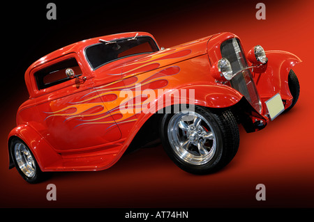Lizenz und Drucke bei MaximImages.com - Red Hot Rod Ford 3-Fenster Coupé 1932 Retro-Auto Stockfoto