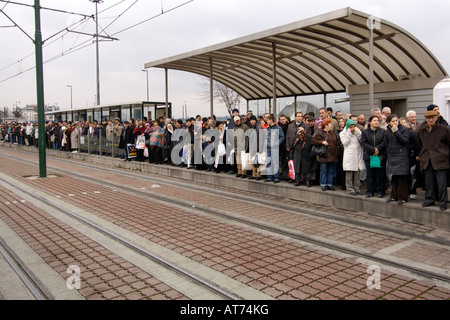 Türkische Pendler warten auf der Istanbul Metro Haltestelle Eminou. Stockfoto