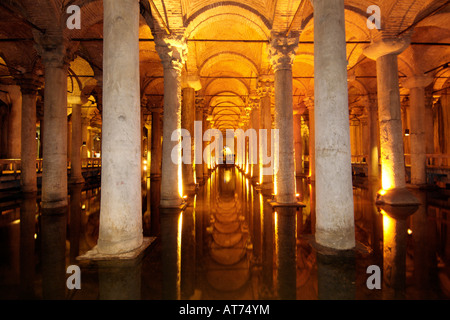 Innenraum der alten römischen Basilika Zisterne (Yerebatan Sarnici oder versunkene Zisterne) in Istanbul, Türkei. Stockfoto