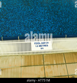 Schwimmbadrand kontrastierenden Texturen Materialien Oberflächen Flüssigkeit gegen feste harte Vs weichen natürlichen fabrizierten Gittermuster Stockfoto