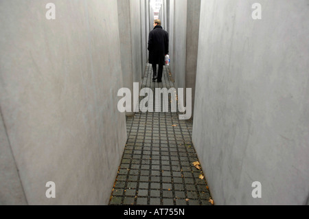 Berlin Holocaust Memorial Menschenfiguren grauen Beton Stein Juden Völkermord Deutschland Deustchland Farbe Farbe horizontal Reisen Stockfoto