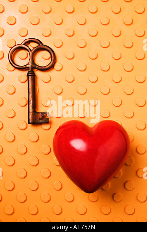 Rotes Herz und Schlüssel Stockfoto