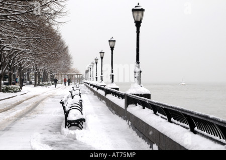 Manhattans Battery Park City Esplanade während eines Schneesturms Februar. Die Esplanade grenzt an den Hudson River. Stockfoto