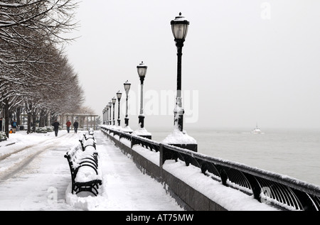 Manhattans Battery Park City Esplanade während eines Schneesturms Februar. Die Esplanade grenzt an den Hudson River. Stockfoto