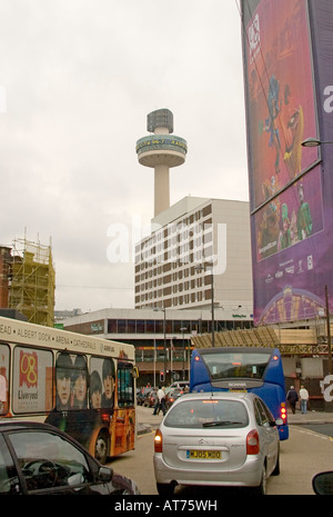 Tag Zeit Blick auf Verkehr Einzug in Lime Street und der Radio City Tower in Liverpool Stockfoto