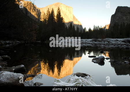 Sunrise beleuchtet El Capitan und ihre Reflexion in einem noch Fluss im Yosemite Valley. Stockfoto