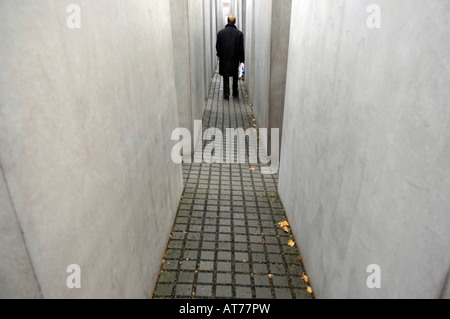 Berlin Holocaust Memorial Menschenfiguren grauen Beton Stein Juden Völkermord Deutschland Deustchland Farbe Farbe horizontal Reisen Stockfoto