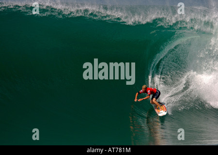 Australiens Mick Fanning surft auf eine Welle an Hossegor Strand in Frankreich Stockfoto