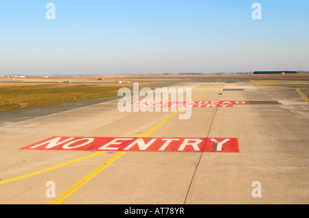 Keine Einfahrt - Start- und Landebahn voraus (Paris CDG) Stockfoto