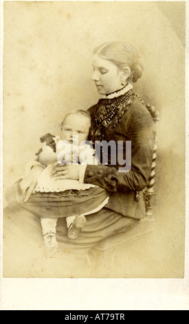 Viktorianische Carte de Visite Foto einer jungen Frau mit baby Stockfoto