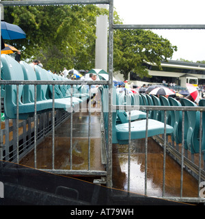 nasse Sitzplätze auf Tribüne Cricket ground Stockfoto