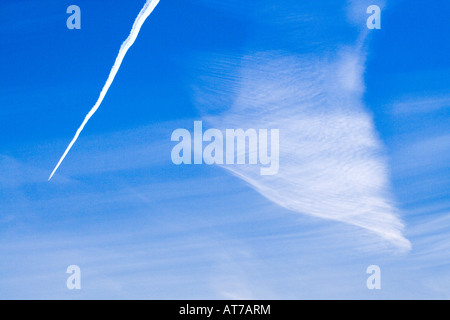 Kondensstreifen oder Dampfpfade sind Kondensstreifen und künstliche Zirruswolken, blauer Himmel über Lincolnshire, mehrere Wanderwege. Stockfoto