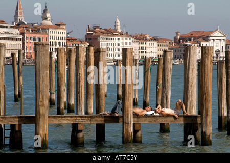 Zwei Leute chillen in Salute, Venedig, auf einem Pontoon mit Blick auf die Riva Degli Schiavoni, (02) Stockfoto